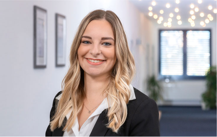 Jenny Holzmann, Steuerfachangestellte
